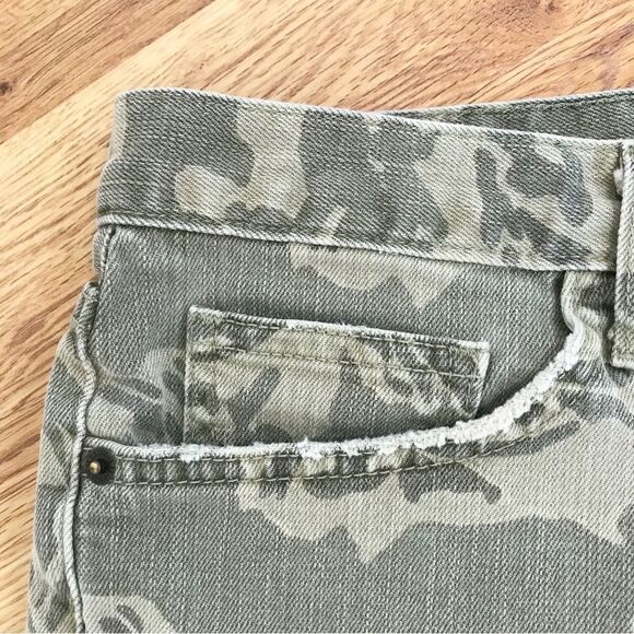 CURRENT/ELLIOTT The Boyfriend Short Cutoffs Broken Camo Print Frayed‎ Sz 28 - Picture 8 of 14